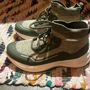 Vessi stormburst waterproof shoe. Women 8